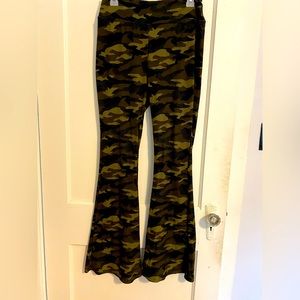 No Boundaries Size L Camo Yoga Pants